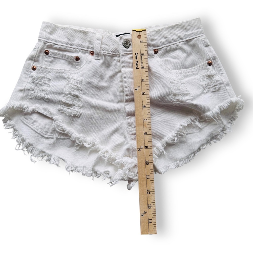 FOREVER 21 White Distressed Denim Cutoff Shorts Size S - Picture 7 of 7